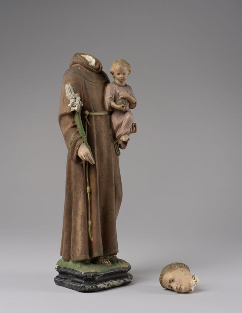 beeld van Sint-Antonius met kind
