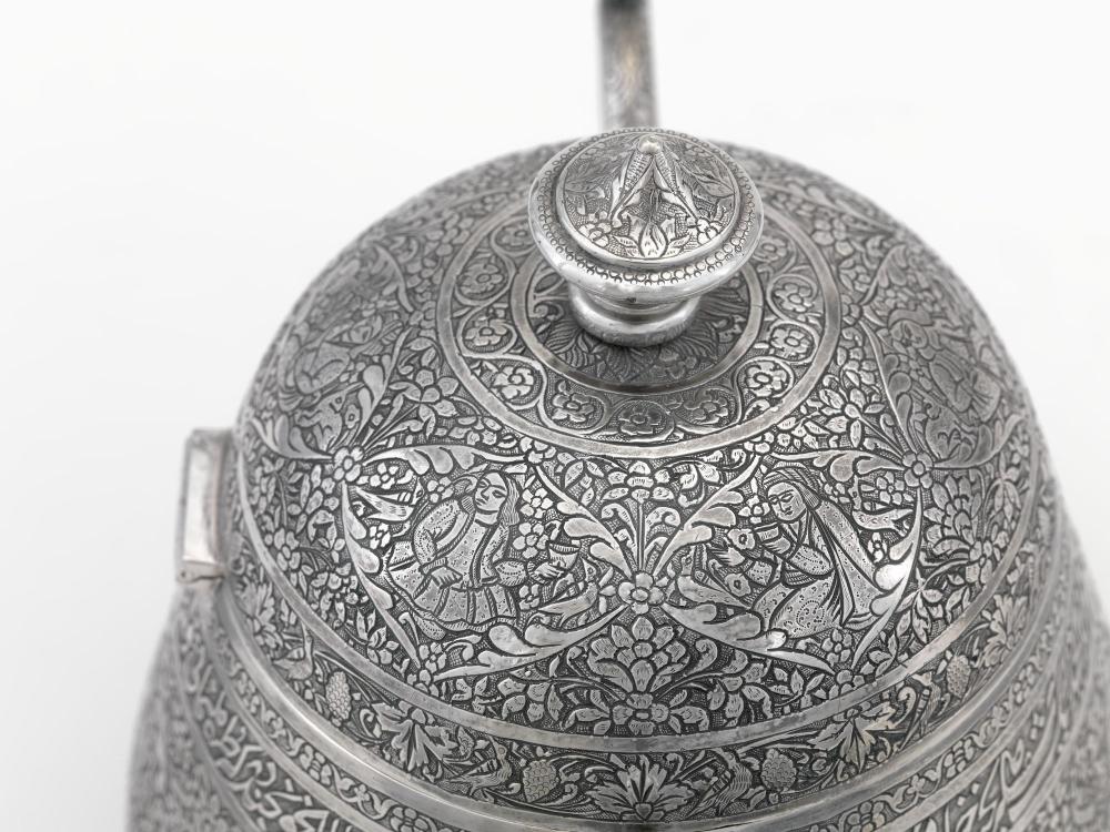 Suikerpot met twee oren en een deksel met op de buitenzijde zes landschappen met thee drinkende personages binnen een rijk Moors floraal decor met aan de rand van de pot een fries met Arabische schrift