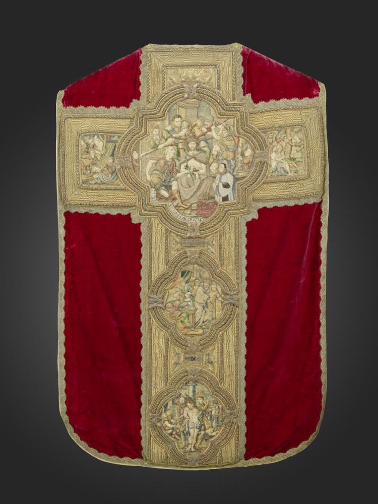 Koorkap met Christus aan het kruis