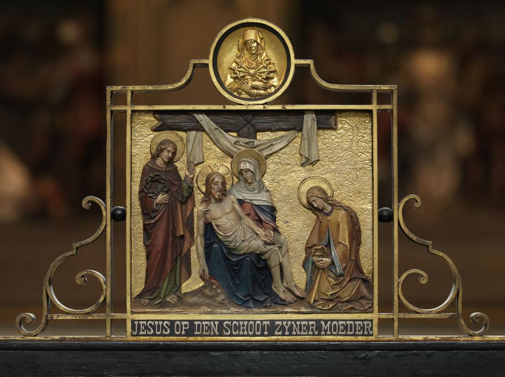 Detail afzetting rond O.-L. Vrouwaltaar: Jesus op den schoot zyner moeder