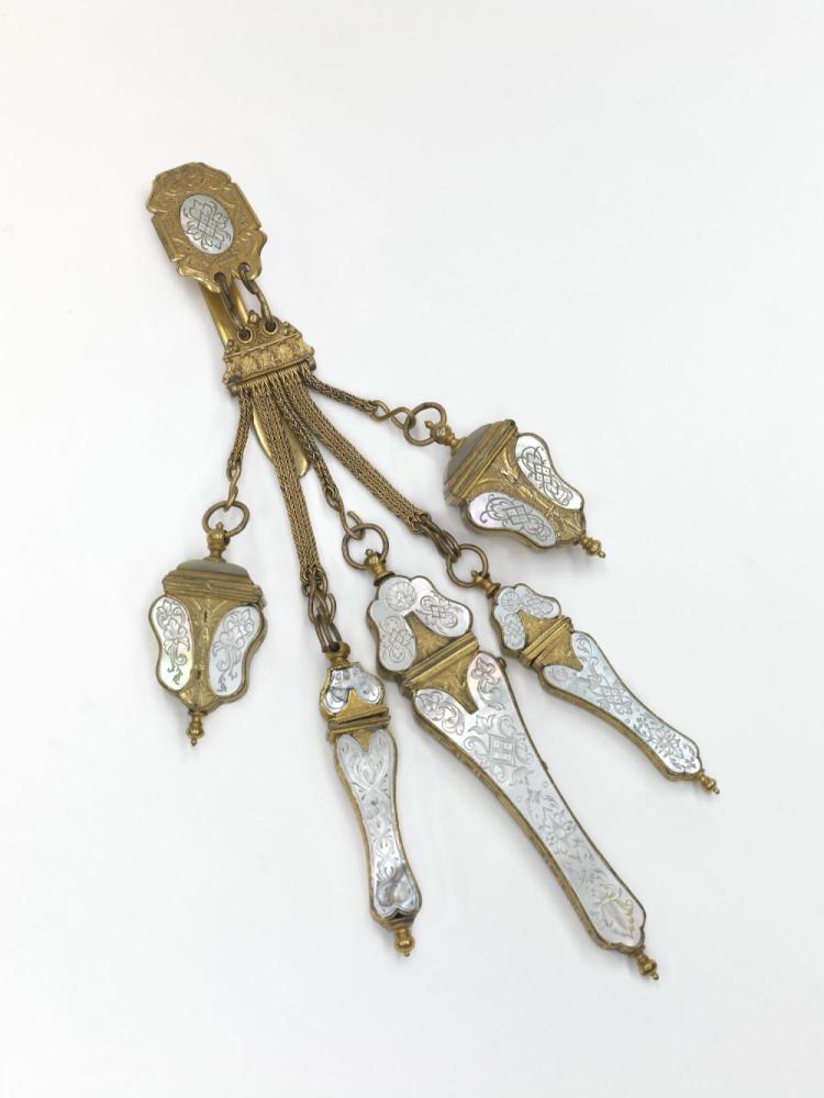 Chatelaine van parelmoer en verguld metaal