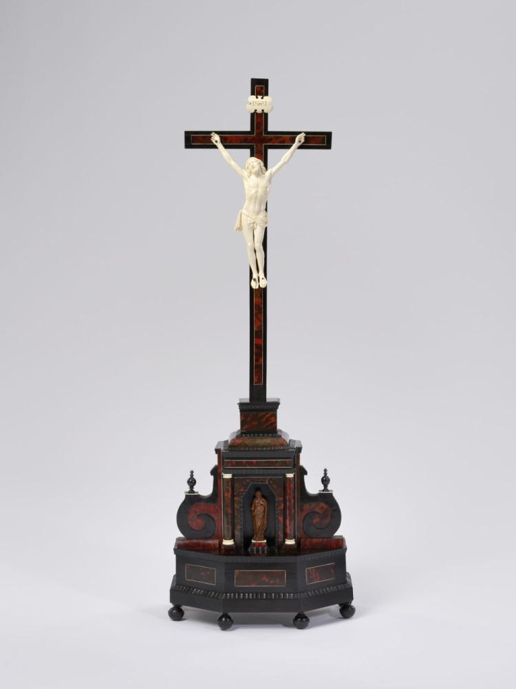 Crucifix op voetsuk