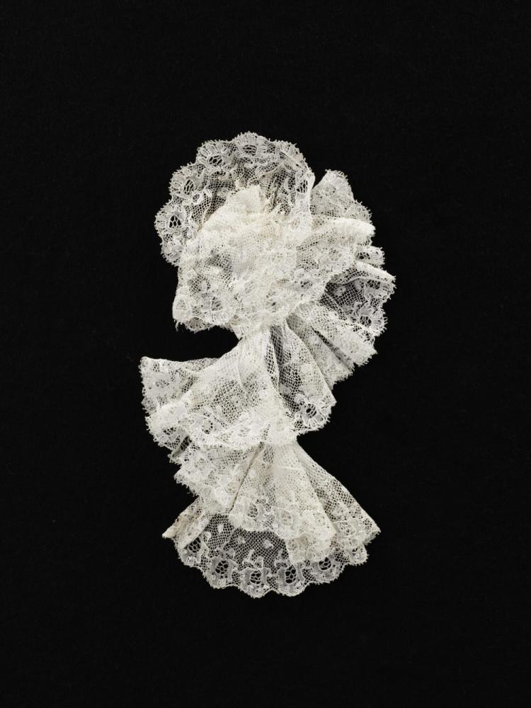 Jabot in ecrukleurige tule versierd met kant