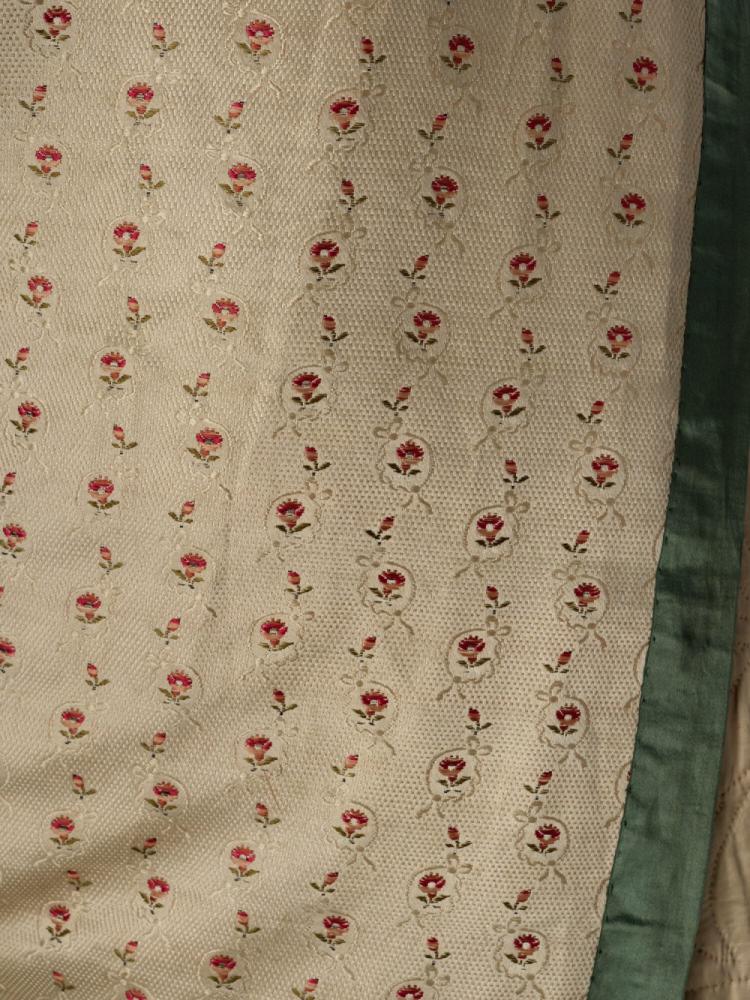 Oesterkleurige robe à la polonaise