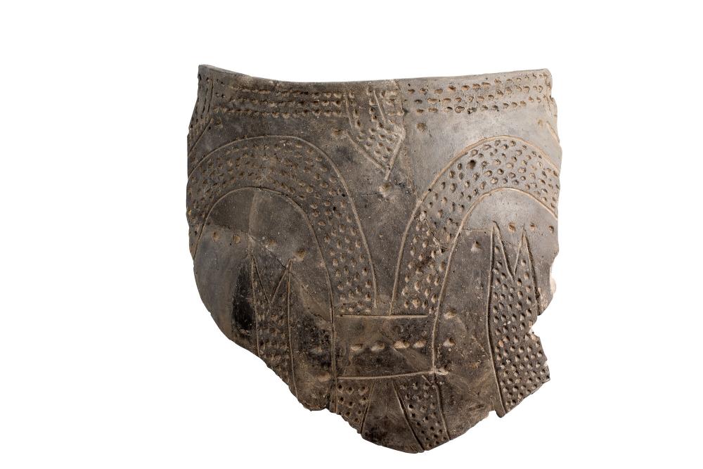 Fragment van een pot in handgevormd aardewerk met gegraveerde versiering