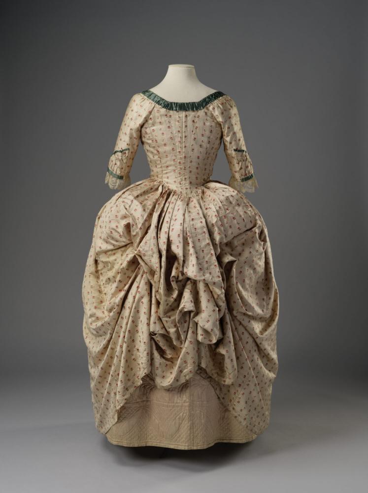 Oesterkleurige robe à la polonaise