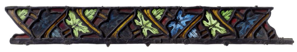 Glasraamfragment, strook met wingerdbladeren