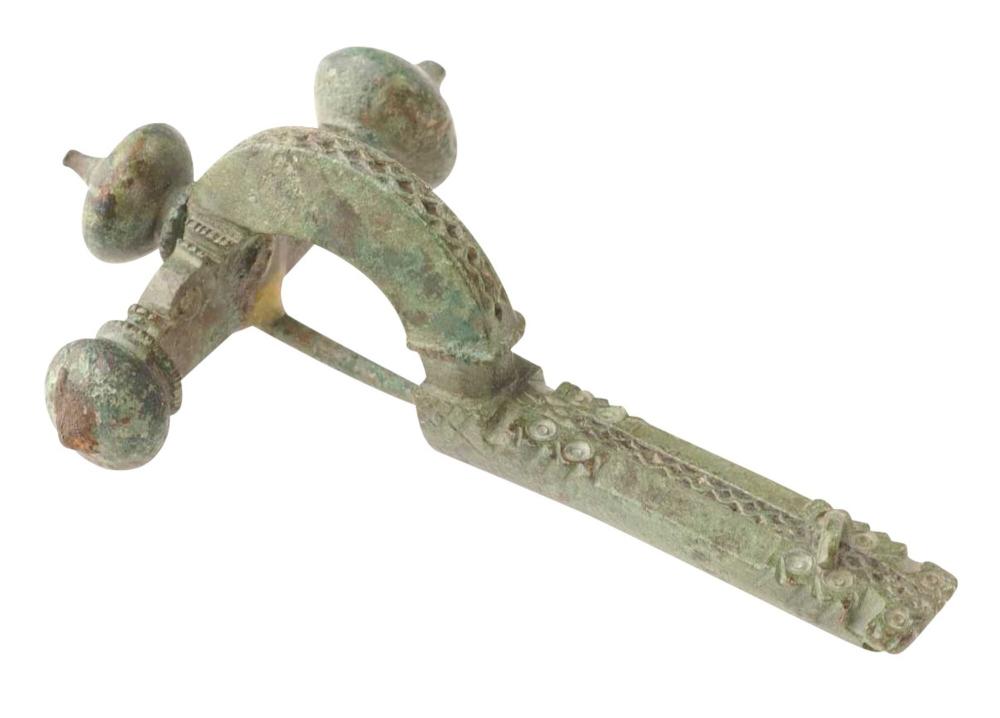 Volledige drieknoppenfibula in brons