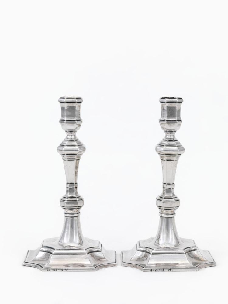Set van 2 kandelaars van zilver  vierkante voet met uitgesneden hoeken  holle lijst  geprofileerde randen  balustervormige schacht met knoop  vaasvormige greep en achthoekige kaarsenhuls  Louis XIV-stijl  18de eeuw
