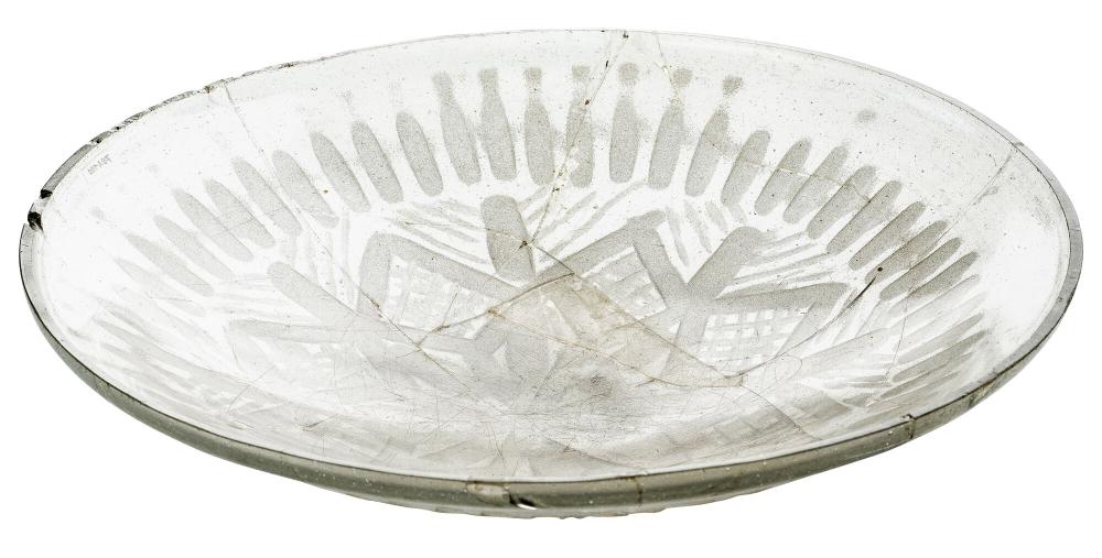Schaal in glas met geslepen geometrische decoratie