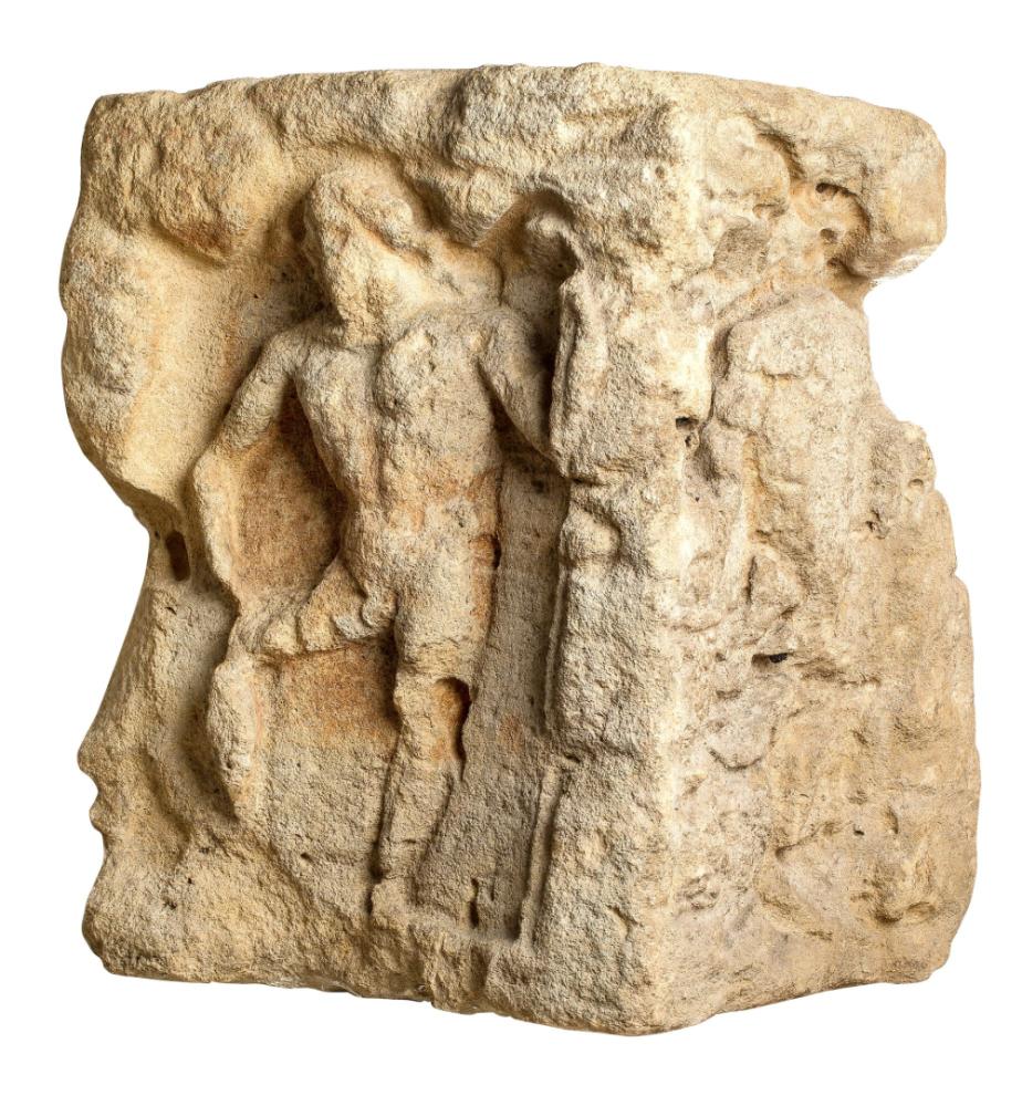 Bijna volledige viergodensteen (sokkel) met reliëfs van Neptunus  Hercules en Diana in kalksteen van Norroy