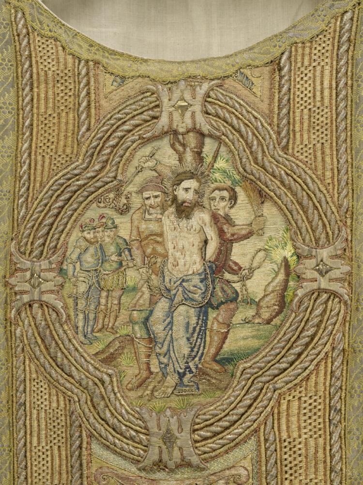 Koorkap met Christus aan het kruis