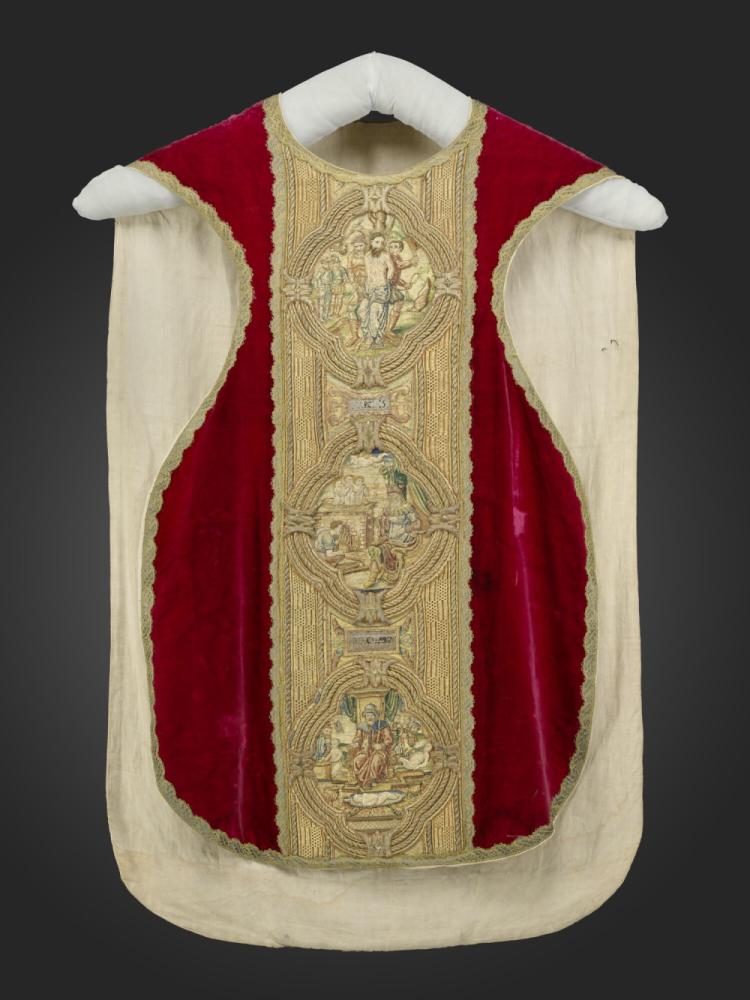 Koorkap met Christus aan het kruis