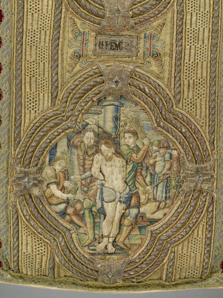 Koorkap met Christus aan het kruis