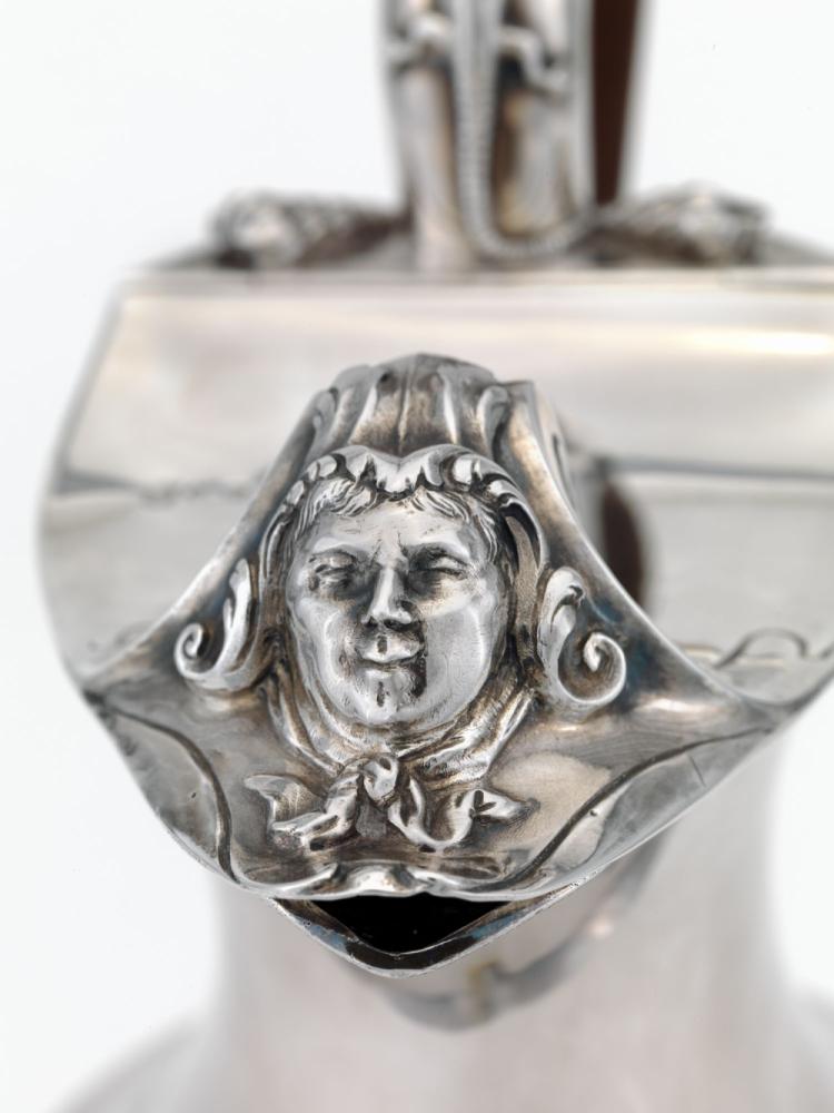 Schenkkan van zilver  op de buik een voorstelling van Hercules en Mercurius