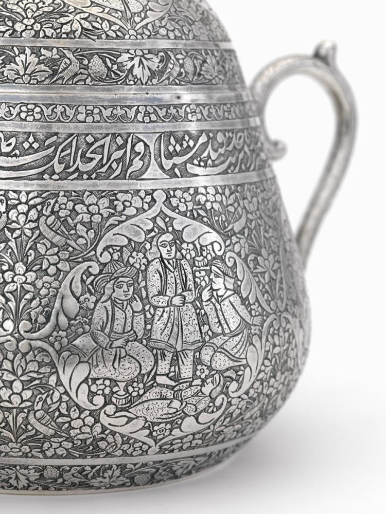 Suikerpot met twee oren en een deksel met op de buitenzijde zes landschappen met thee drinkende personages binnen een rijk Moors floraal decor met aan de rand van de pot een fries met Arabische schrift