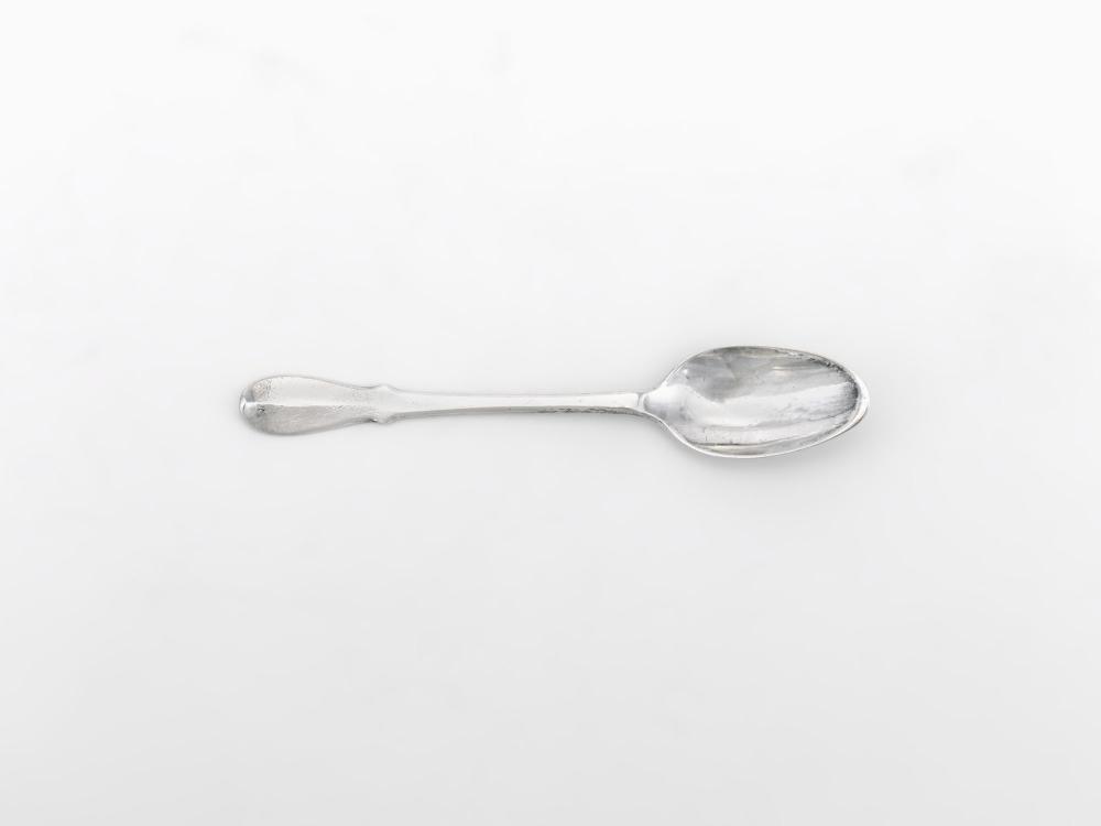 Koffielepel van zilver  met ovalen bak en een steel met vioolvormig uiteinde