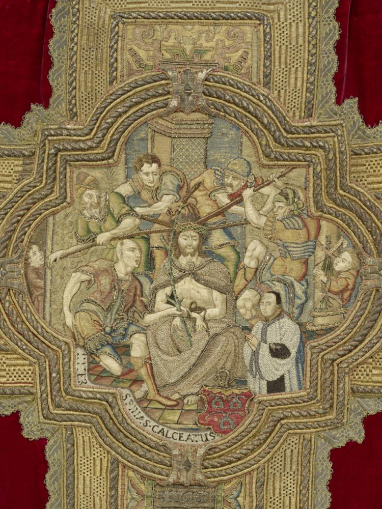 Koorkap met Christus aan het kruis