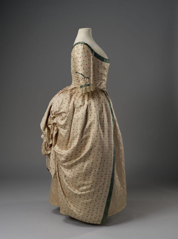 Oesterkleurige robe à la polonaise
