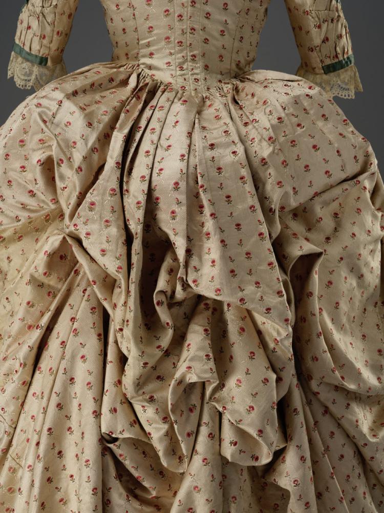 Oesterkleurige robe à la polonaise