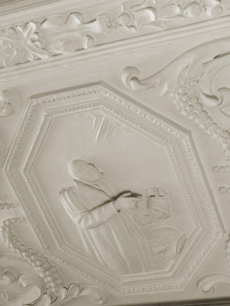 Pleisterplafond in de sakristij van de Sint-Caroluskerk één van de figuren
