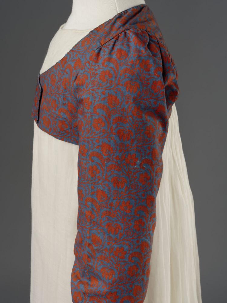 Ensemble bestaande uit jurk en spencer met blauw rode bedrukking