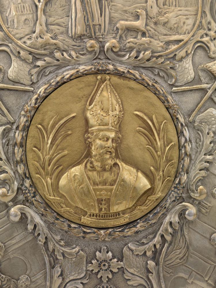 Schild van zilver en messing  centraal medaillon van Sint-Arnoldus