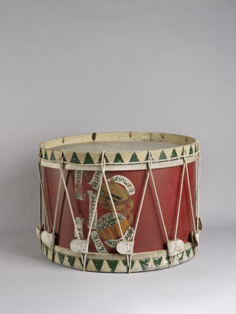 Fs. de Prins & Brevete, Trommel van het Elfde Linieregiment (grootste), ca. 1937, hout, kalfsleer, koord.