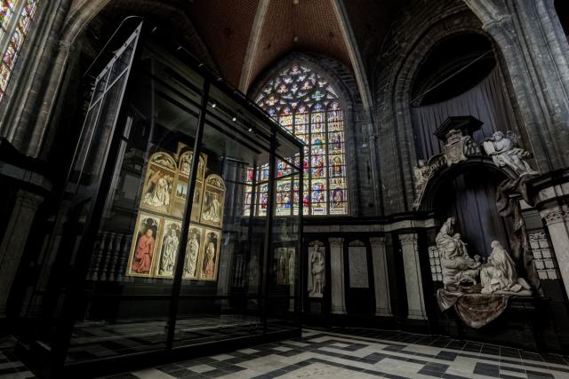 het Lam Gods: overzichtsbeeld van het gesloten retabel in de Sacramentskapel