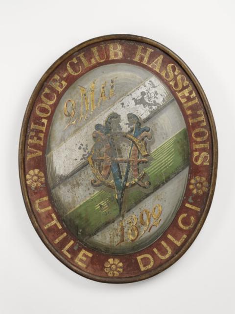 Onbekend, Gevelteken Veloce-club Hasseltois 'Utile - Dulci', 2 mai 1892, gepolychromeerd ijzer