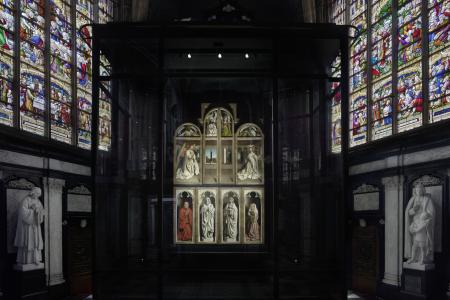 het Lam Gods: overzichtsbeeld van het gesloten retabel in de Sacramentskapel