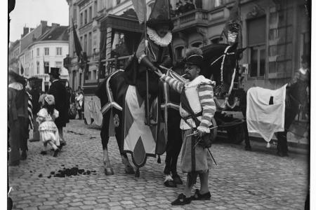 Twee leden van de Sint-Michielsgilde in de historische stoet 'Gent door de eeuwen heen' 1894