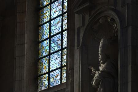 Glasraam en Beeldhouwwerk Heilige Ambrosius