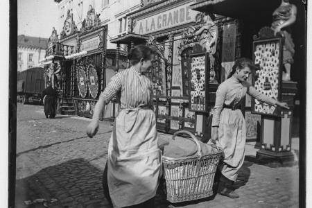 Twee vrouwen met een mand op de Gentse foor