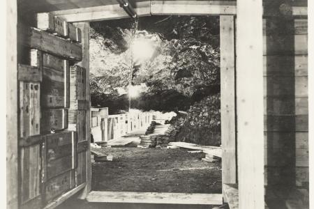 Archieffoto Lam Godsretabel: Gedeelte van Monsbergwerk