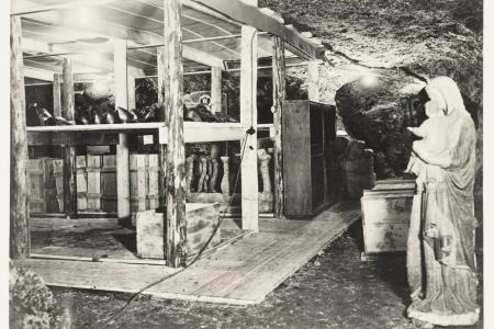 Archieffoto Lam Godsretabel: Een van de acht kamers van het depot in de ruine Die Kapelle