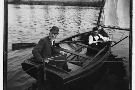 Twee mannen in een zeilbootje