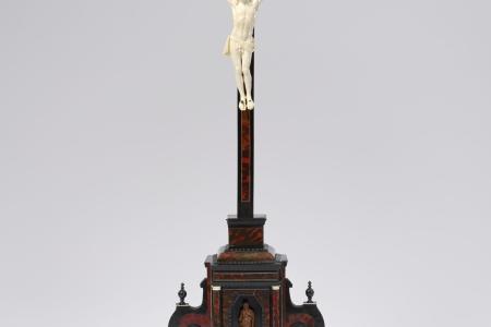 Crucifix op voetsuk