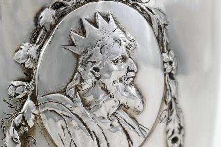 Schenkkan van zilver  op de buik een voorstelling van Hercules en Mercurius