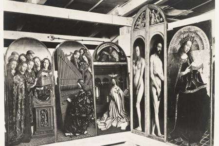 Archieffoto Lam Godsretabel: Enkele panelen van het Lam Gods in de  Mineralienkammer .