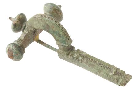 Volledige drieknoppenfibula in brons