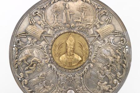 Schild van zilver en messing  centraal medaillon van Sint-Arnoldus