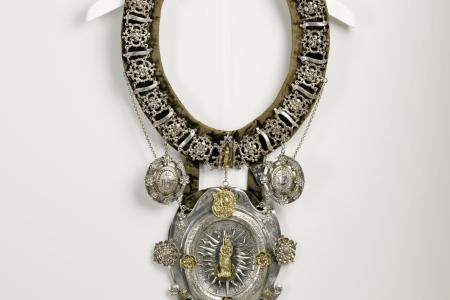 Onbekend, rederijkerskraag voor prins-voorzitter De Roode Roos, 16de eeuw, goud, zilver, fluweel, leer
Onbekend, Craegh met brutzen, 16de eeuw, goud, zilver, fluweel, leer