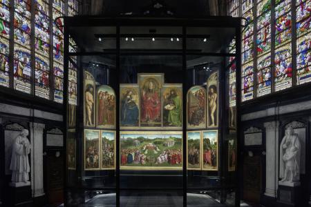 het Lam Gods: overzichtsbeeld van het open retabel in de Sacramentskapel