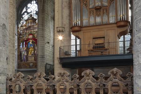 Orgel (sinds 2006) en koorgestoelte