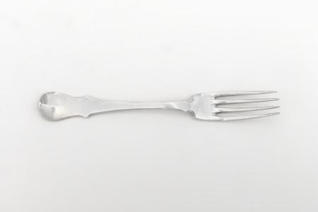 Vork met vier tanden en een steel met vioolvormig uiteinde. Op keerzijde een opschrift