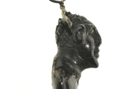 Hanger in git in de vorm van een mannelijke Afrikaanse buste