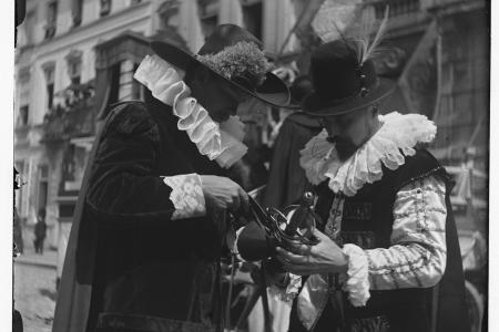 Twee leden van de Sint-Michielsgilde in de historische stoet 'Gent door de eeuwen heen' 1894