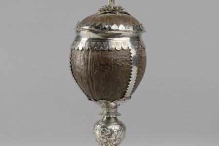 Steven Van der Locht (1620-1675), Kokosbeker De Roode Roos, 1652, zilver, kokosnoot