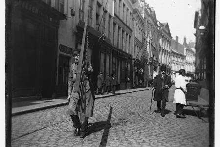 Een man met een ladder in de Veldstraat